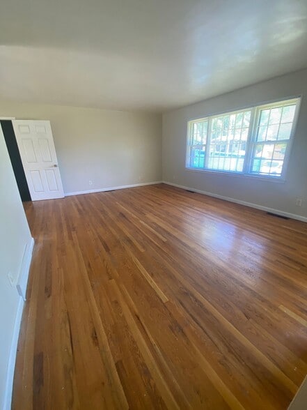 Building Photo - 6103 Fairlane Dr