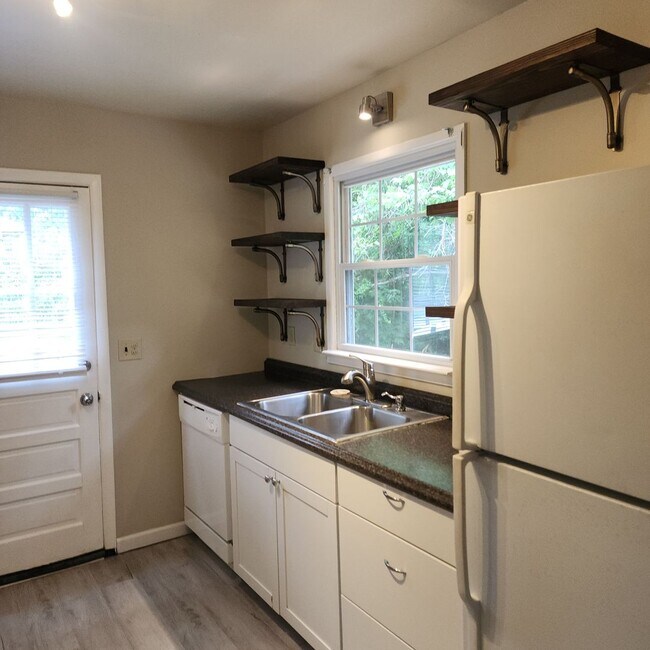 Building Photo - 3 Bedroom, 1.5 Bath Rancher in Established...