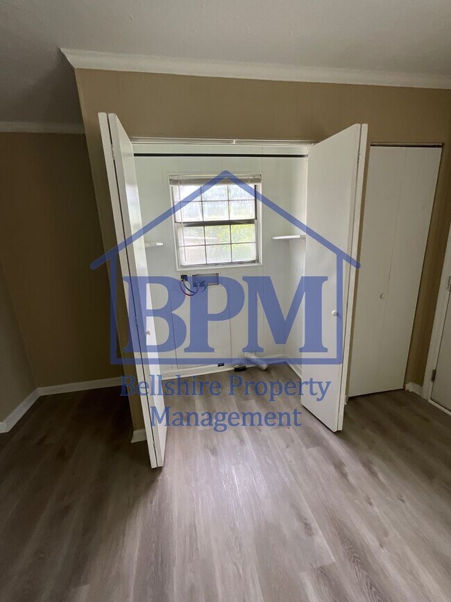 Building Photo - Spacious 3 Bed, 2 Bath Bottom-Floor Duplex...