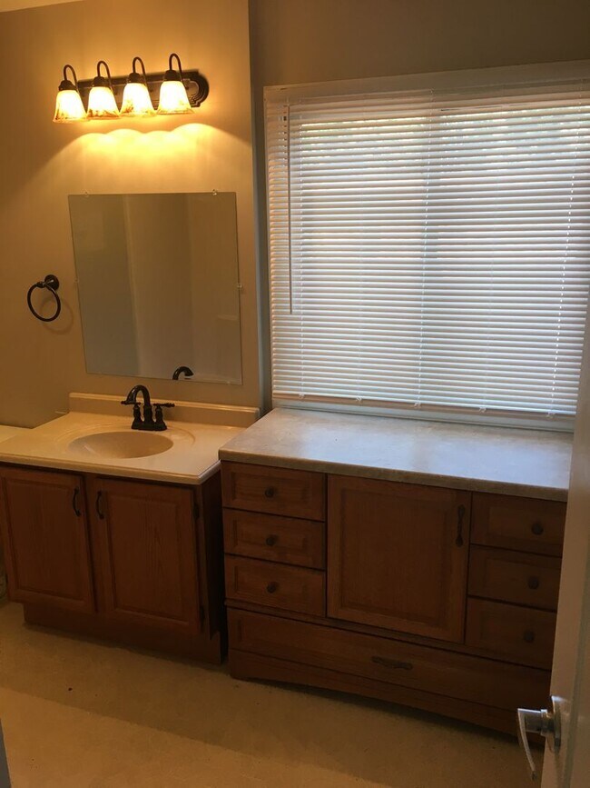 Building Photo - Very Nice 2 Bedroom townhouse with bonus f...