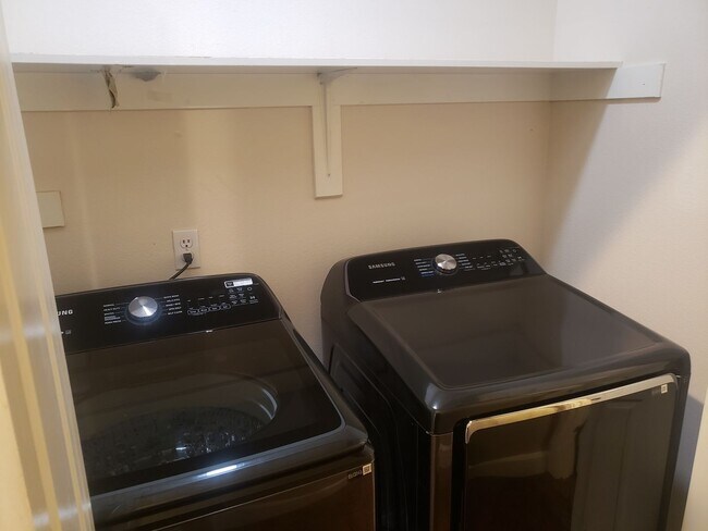 Building Photo - Wonderful John's Landing Updated Townhouse...