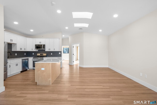 Building Photo - 937 Post Rd