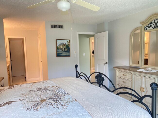 Building Photo - 2 Royal Palm Way