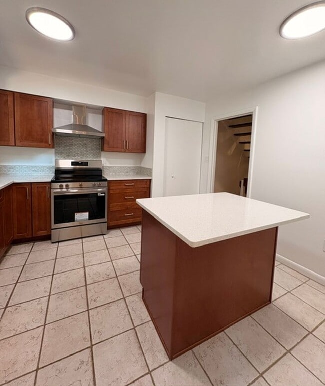 Building Photo - 2071 Golf Course Dr