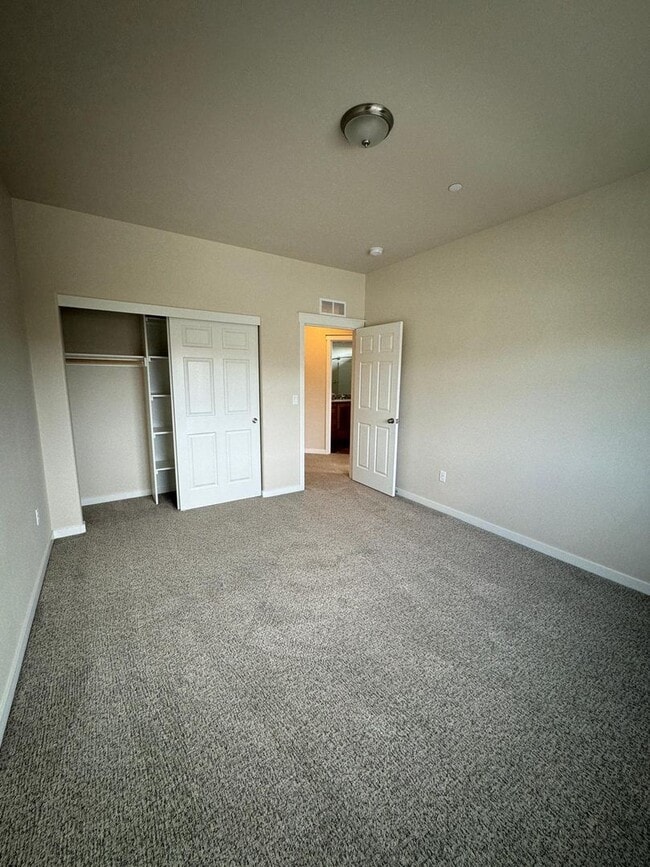 Building Photo - Spacious Duplex in Badger Mountain South