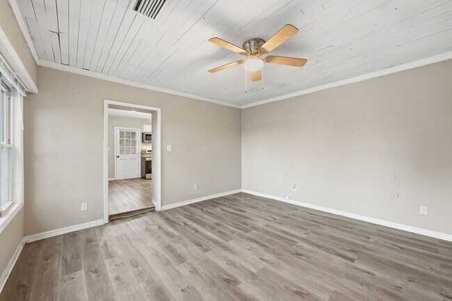 Building Photo - Rare Find! Spacious 2/1 Home on Huge Lot - Perfect for Work Vehicles, Boats & Pets***JANUARY SPEC...