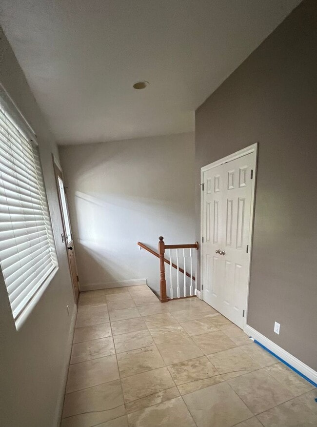 Building Photo - Three Bedroom Two Bath In Park East Subdivision