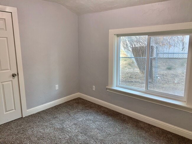 Building Photo - Spacious 3 bedroom 1 bath