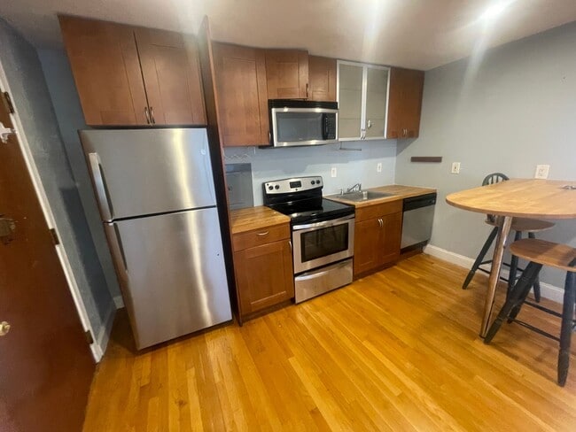 Building Photo - Modern 1 bed HW Floors, Granite stainless Kitchen Supoer Sunny, AC Dishwasher Great Value!  7/1 o...