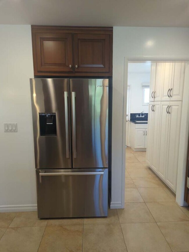 Building Photo - Gorgeous 3 bed 2.5 bath home with stunning Ocean Views and lots of natural light, in the highly s...