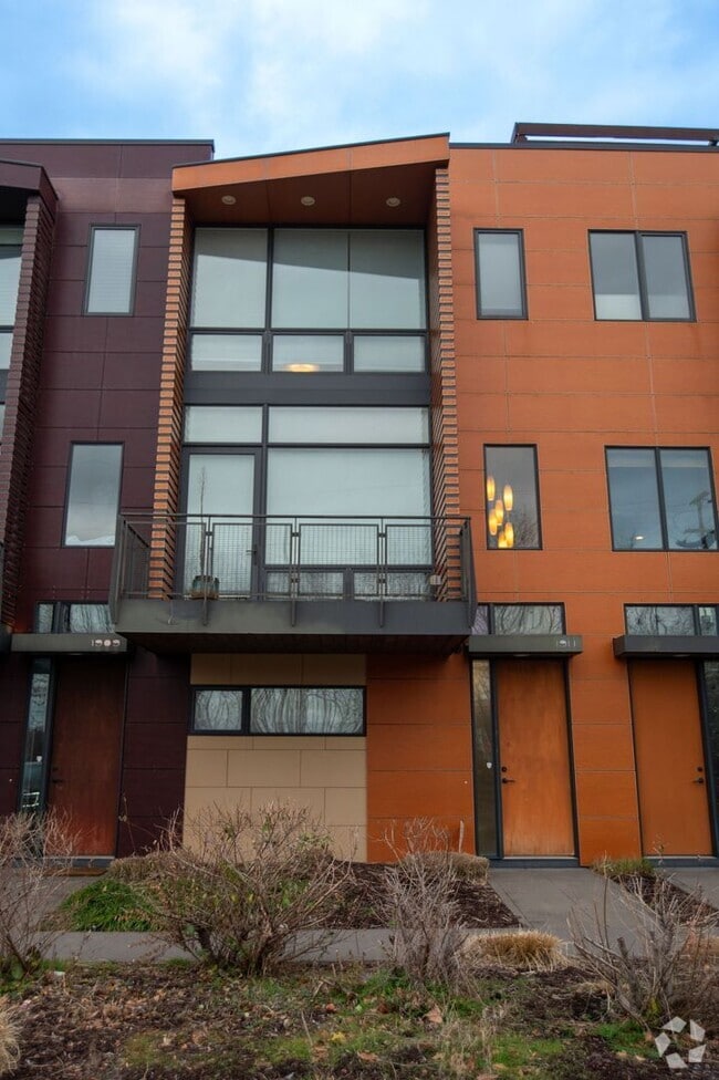 Building Photo - Little Italy Townhome - 1911 E 119th St , ...