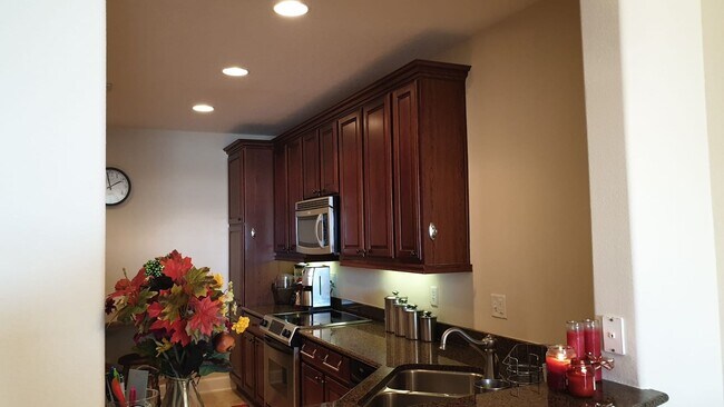 Building Photo - Stunning 3 bedroom top floor in Toscana FULLY FURNISHED