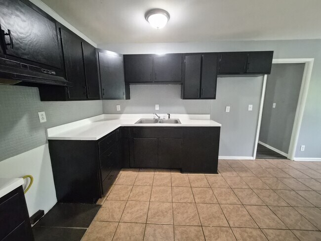 Building Photo - 3921 Malibu Dr