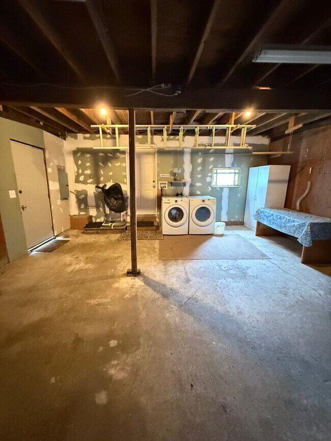 Building Photo - 3bd & 1 1/2ba with 2 Car Garage