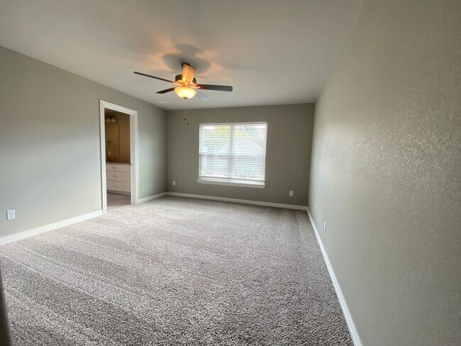 Building Photo - 2049 N Penelope Ln