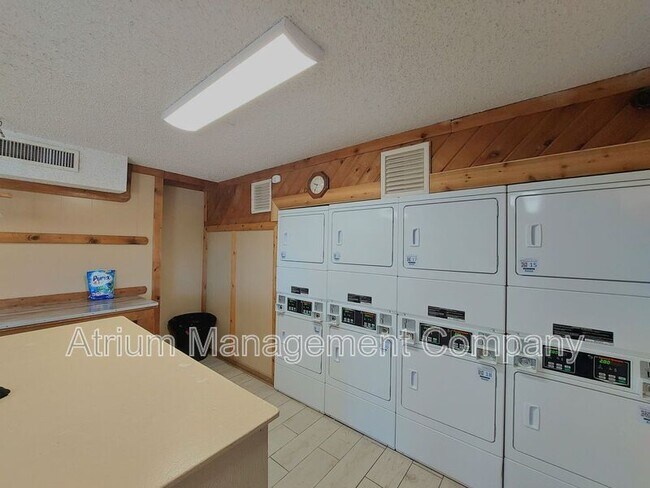 Building Photo - 1920 Edgewood Dr