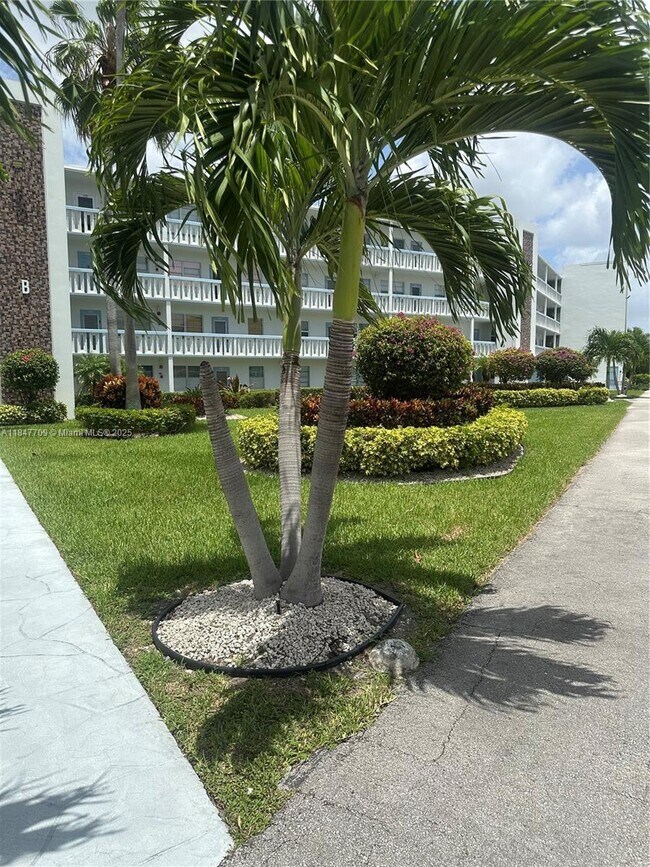Building Photo - 4027 Swansea Crescent
