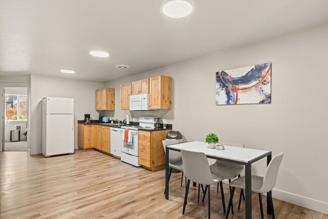 Building Photo - Move-In Ready 3BR Furnished Apartment Near ISU