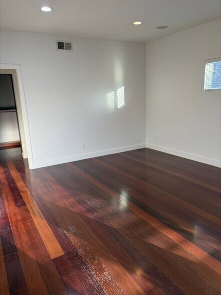 Building Photo - 832 N Las Palmas Ave