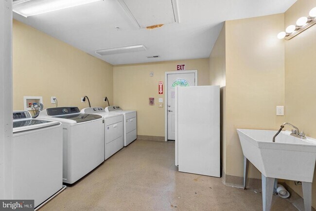 Building Photo - 9201 Rosemont Dr