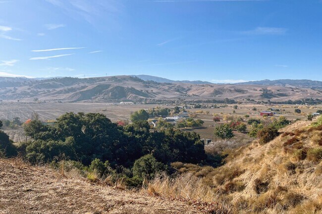 Building Photo - Hollister Home in Ridgemark Gated Community