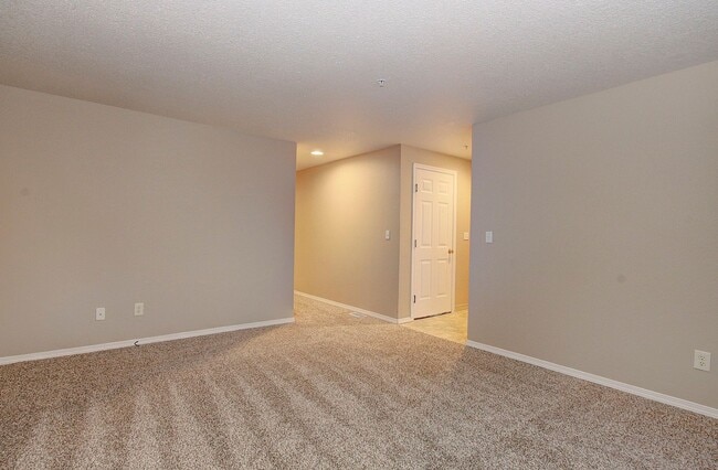 Building Photo - WOODLAND 3 BEDROOM, 3 BATH BEAUTY!