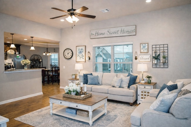 Building Photo - Stunning home with a large fenced yard