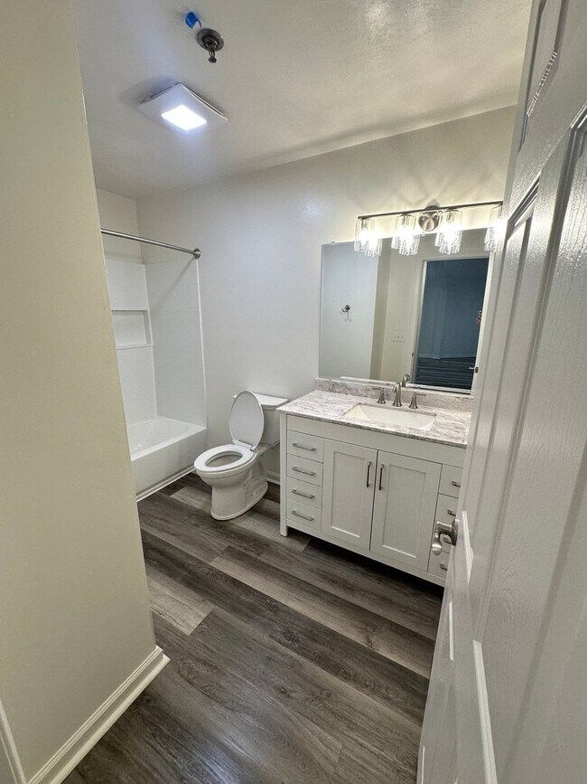 Building Photo - Renovated 4 Bedroom 2 Bath Room Downtown -...