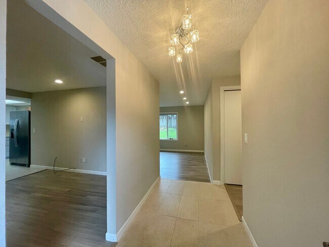 Building Photo - Beautiful 3 Bed 2 Bath House in Happy Valley!! A/C, Additional Living Area, Great for Entertaining!!