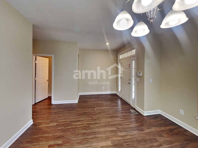 Building Photo - 1725 Woodland Pointe Dr