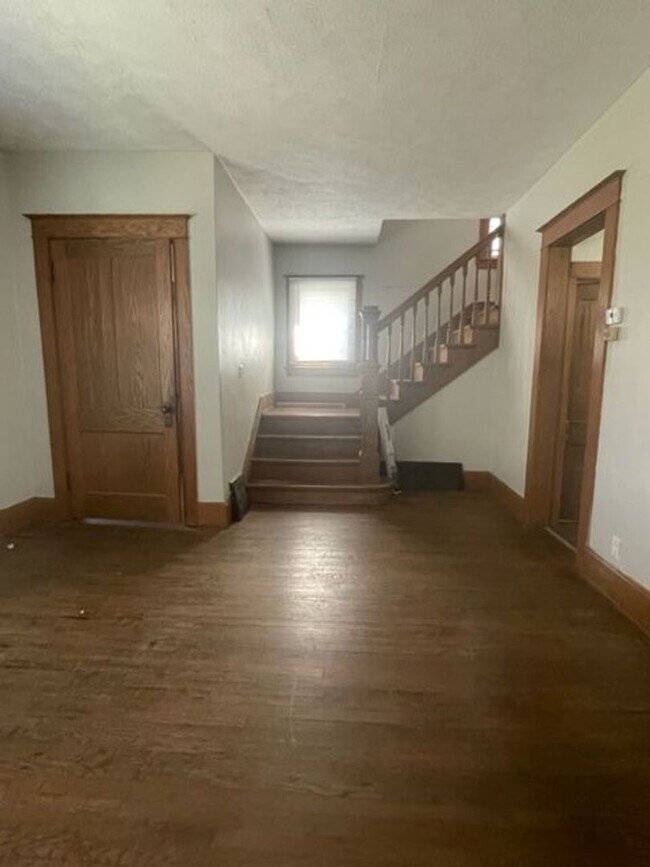 Building Photo - Beautiful 5 Bedroom/2.5 Bathroom Home in Popular Field Club Area