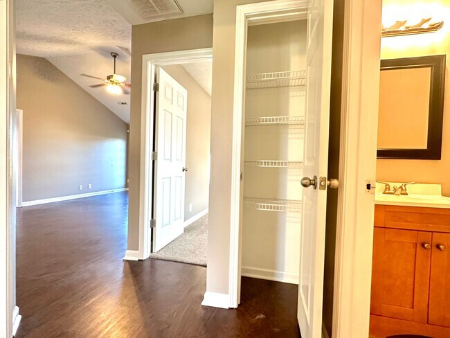 Building Photo - Cozy Single-Family Home with a Fenced Backyard