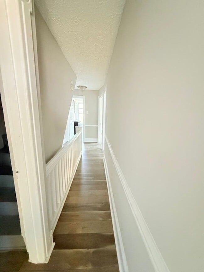 Building Photo - Charming 3-Bedroom Twin Home for Rent in L...