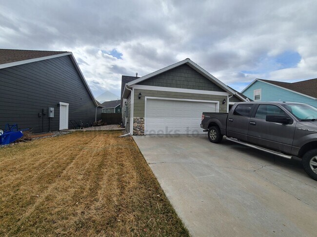 Building Photo - 3 Bedroom 2 Bathroom Home