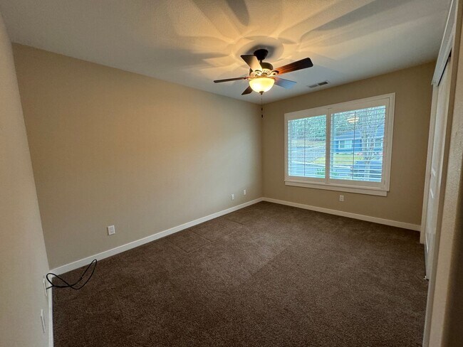 Building Photo - Well maintained, updated 3 bedroom home in quiet neighborhood