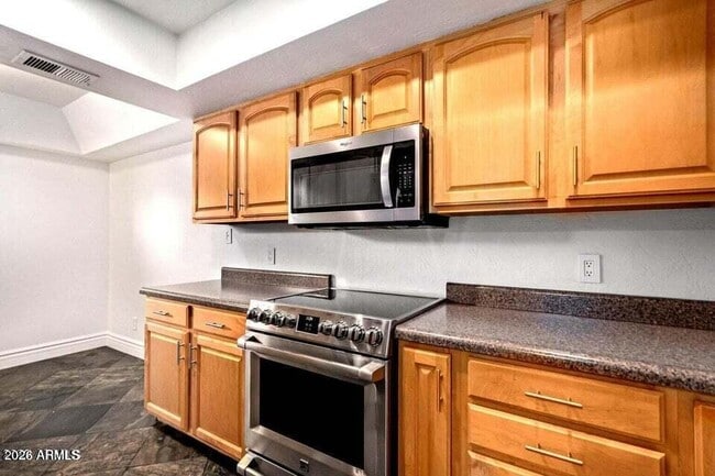 Building Photo - 1530 S River Dr