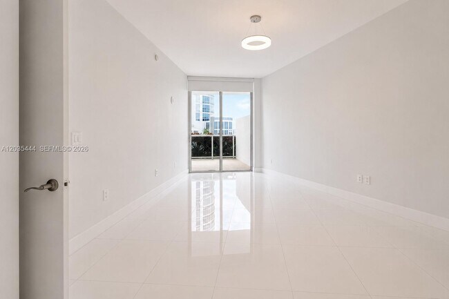Building Photo - 15901 Collins Ave