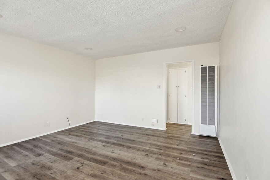 Building Photo - 1112 W 92nd St