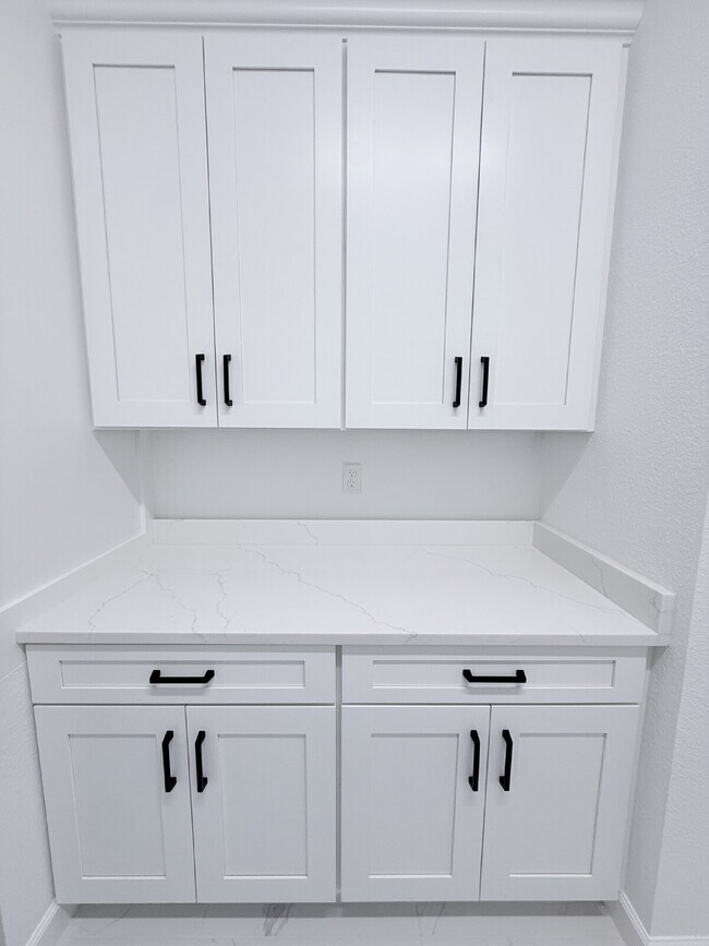 Building Photo - 5 Bedroom and 6 Bathroom, Lake view House