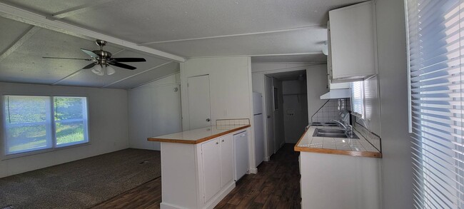 Building Photo - Ready to Move in