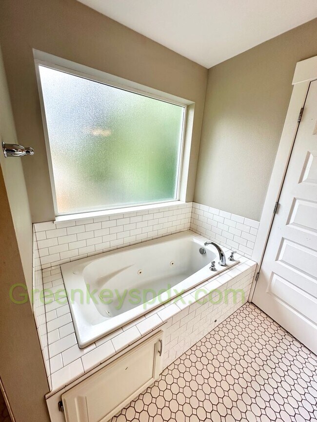Building Photo - Beautiful Newer Built House in NE Portland