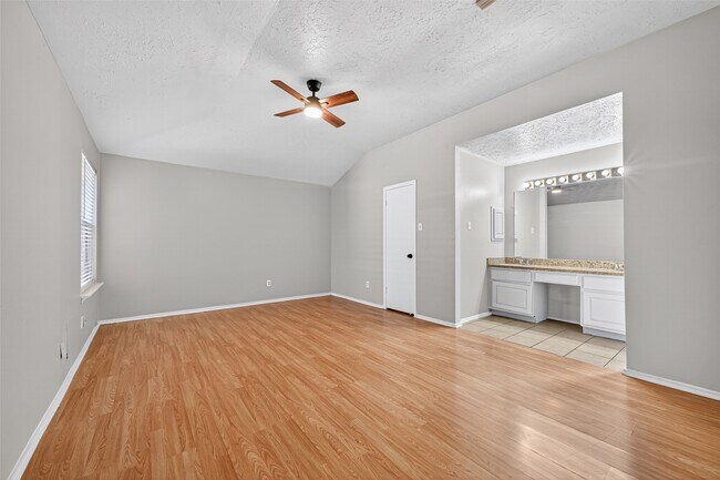 Building Photo - 2310 Woodwind Dr