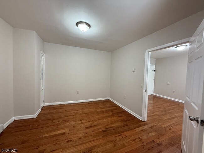 Building Photo - 39 Glenridge Ave