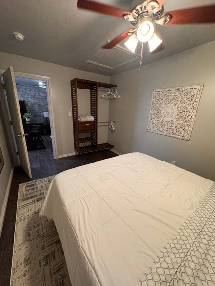 Building Photo - 1207 W Gore Blvd