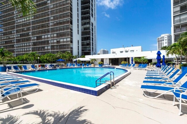 Building Photo - 3701 N Country Club Dr
