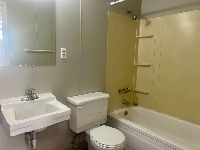 Building Photo - Studio apartment - Heart of Golden!