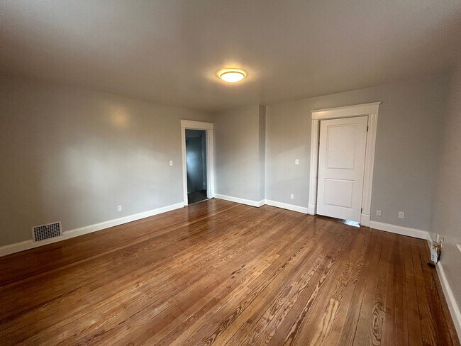 Building Photo - Cozy Duplex in Cheviot