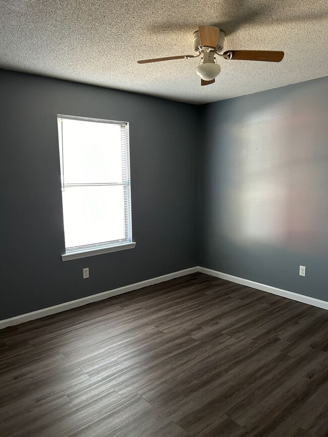 Building Photo - 3 bedroom, 2 bath home, with 2 car garage--For Rent. Near Camp Lejeune.