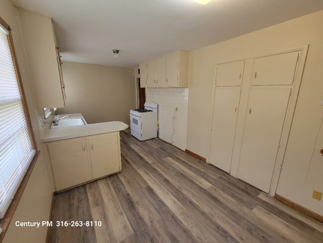 Building Photo - 244 N Fern St