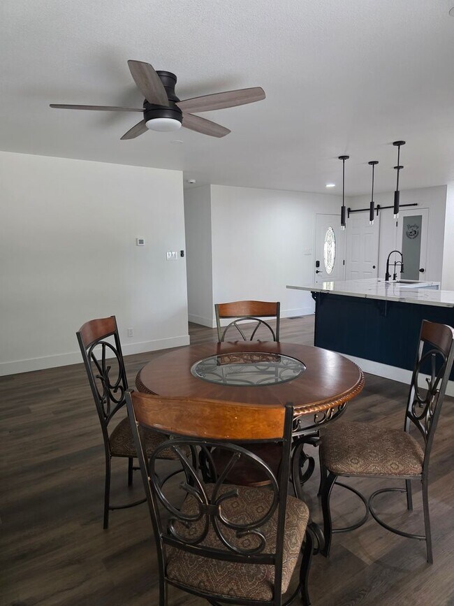 Building Photo - Great Family home in family neighborhood~b...